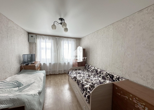 Ровный участок правильной формы 9,52 сот (ИЖС).<br /><br />Дом располагается недалеко от въезда в поселок, рядом со всей инфраструктурой: остановки общественного транспорта, супермаркеты "Верный", "Пятерочка", ПВЗ.