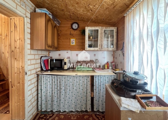 Участок огорожен, есть ворота для заезда машины.