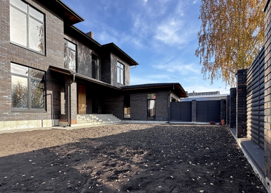 Куземетьево. <strong>Здесь идеально прописан сценарий счастливой и дружной жизни семьи, знающей что такое комфорт.</strong><br /><br /><span style="text-decoration:underline;">О ЛОКАЦИИ: КРУГЛОГИДИЧНАЯ ЖИЗНЬ В МЕСТЕ, КУДА НЕМНОГИЕ МОГУТ ПРИЕХАТЬ ЛИШЬ КАК НА КУРОРТ…</span><br /><br />Поселок, негласно прозванный казанцами "Первой Рублевкой", полностью соответствует этому названию.