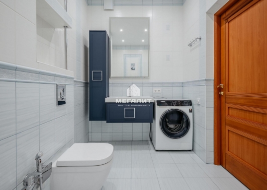 Установлен индивидуальный газовый котел Vaillant, благодаря чему Вы можете регулировать климат внутри квартиры вне зависимости от отопительного сезона.<br /><br />Функциональная планировка:<br />- просторный холл с вместительной зоной хранения<br />- зонированая кухня-гостиная с зимним садом<br />- 3 обособленные спальни, спрятанные от посторонних глаз<br />- гардеробная<br />- 2 совмещенных санузла<br /><br />Дополнительным удобством станет гаражный бокс, расположенный на 1-ом этаже ГСК в 2 минутах от дома.<br /><br /><span style="text-decoration:underline;">О ЛОКАЦИИ:</span><br />Удобное расположение дома на границе трех районов: Ново-Савиновского, Московского и Кировского, а также вблизи Ленинской (Кремлевской набережной) дамбы и ст.метро "Козья Слобода" дает дополнительный комфорт для передвижения по городу.