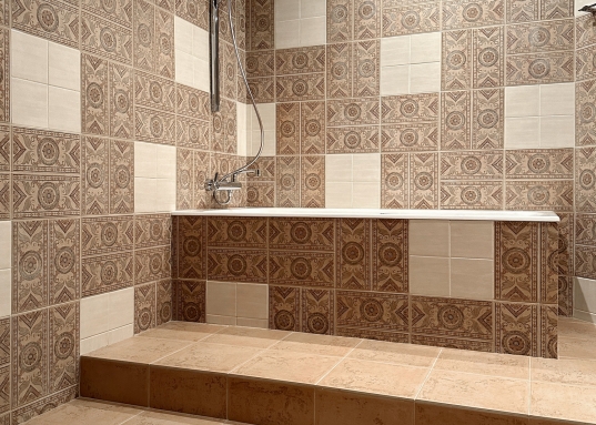 Каждый элемент интерьера подчёркивает изысканный вкус и внимание к деталям:</p><ul><li><p><strong>Полы:</strong> бамбуковый паркет и плитка с системой подогрева — тепло и комфорт в любое время года.</p></li><li><p><strong>Санузлы:</strong> отделка плиткой ручной формовки — эксклюзивная роскошь в каждой детали.</p></li><li><p><strong>Мебель и двери:</strong> массив от итальянских брендов <strong>Turri</strong> и <strong>Buscontti</strong> с элементами декора, покрытыми сусальным золотом.</p></li><li><p><strong>Освещение:</strong> люстры <strong>Swarovski</strong> с кристаллами и полудрагоценными камнями — сияние, достойное королевских покоев.</p></li></ul><h4>Преимущества локации</h4><ul><li><p><strong>Центр власти и бизнеса:</strong> в двух шагах от Госсовета РТ и Кабинета Министров — идеально для тех, кто ценит близость к ключевым государственным и деловым объектам.</p></li><li><p><strong>Респектабельные соседи:</strong> жилой комплекс привлекает людей высокого статуса — бизнесменов и представителей госслужбы.</p></li><li><p><strong>Инфраструктура:</strong> в окружении лучшие рестораны, бутики и культурные учреждения Казани.<br /><br /></p></li></ul><p>Представьте, как вы:</p><ul><li><p>начинаете утро с чашечки кофе на просторной кухне, наслаждаясь тишиной и уютом;</p></li><li><p>принимаете гостей в гостиной, где каждая деталь говорит о вашем безупречном вкусе;</p></li><li><p>возвращаетесь домой после насыщенного дня и паркуетесь в подземном гараже, не беспокоясь о поиске места;</p></li><li><p>проводите вечера в кругу семьи, зная, что живёте в самом сердце города, где всё под рукой.</p></li></ul><p>Эта квартира — не просто недвижимость, а <strong>инвестиция в ваш комфорт и статус</strong>.