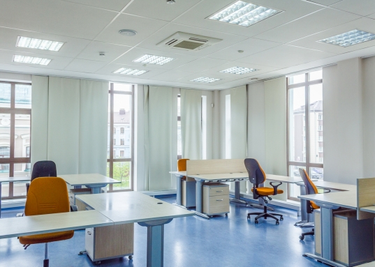 <strong>Элитный деловой центр на Петербургской, 37</strong> – это современное пятиэтажное меблированное здание в европейском стиле с декорированными фасадами в центре Казани.<br />Оно идеально подходит для размещения статусных организаций и является единственным предложением такого уровня на рынке коммерческой недвижимости Казани.<br /> <br />Площадь здания: 3402,8 кв.м., собственность.<br />Площадь земельного участка: 888,5 кв.м., собственность.<br />Ввод в эксплуатацию: 2009 год<br />Конструктив здания: монолитный ж/б каркас на монолитной ж/б подушке толщиной 2 метра.<br /> <br /><strong>Преимущества:</strong><br /><br />• Месторасположение в центре исторической и деловой части города Казани, в 300 метрах от станции метро «площадь Тукая», в 80 метрах от пешеходной части улицы Петербургская, примыкает к красивому скверу города.