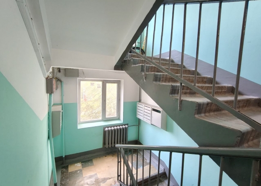 Без занижений, долгов и обременений, взрослый собственник!<br />​​​​​​​<br />Рядом с домом школы-гимназии, детские сады, торговые центры и магазины, поликлиники, спортивные комплексы и фитнес центр, парк, остановка общественного транспорта.</p><p>Отдельно стоит выделить удобство проживания благодаря реконструкции дороги Горьковского Шоссе.