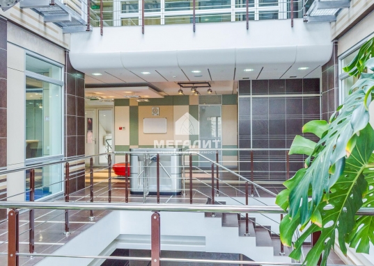 На уровне второго этажа размещается зона рекреации с зимним садом. Верх атриума венчает стеклянный «купол», установленный на крыше здания.<br /><br />• Внутренняя отделка выполнена по европейскому дизайнерскому проекту с использованием материалов премиум-класса.