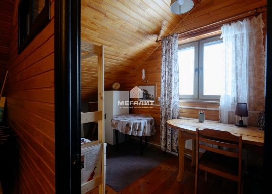 Организован спуск на воду для катера.<br />В 100 метрах от дома благоустроен родник с вкуснейшей водой, сразу за которым можно прогуляться по лесу.<br /><br /><br /><span style="text-decoration:underline;"><strong>Юридические аспекты:</strong></span><br /><br />Единственный собственник, без залогов и обременений.<br />Все документ готовы для сделки, а дом - для новоселья!<br />​​​​​​​Возможен обмен, торг.<br /><br />​​​​​<br /><br /><em>Приобретая этот дом, Вы приобретаете не просто стены - Вы получаете стиль жизни, наполненный умиротворением, гармонией и счастливым временем, проведенным с близкими людьми.</em><br /><br />Рядом находятся: Верхний Услон, Нижний Услон, Ключищи, Печищи, Моркваши, Октябрьский, Никольское<br /><br /><p><strong>С уважением, ваш гид в мире недвижимости, Шахимарданова Гузель.</strong></p><p><strong>АН «МЕГАЛИТ» основано в 2004 году.