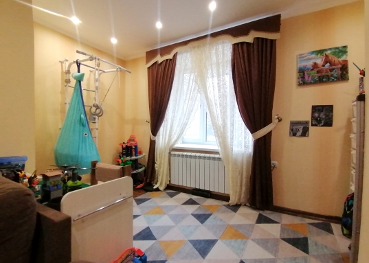 Чистая аккуратная квартира удобной планировки: просторная кухня 15,5кв. м., в гостиной 25кв. выделена зона для досуга детей, либо можно использовать под кабинет, две спальни с балконами, предусмотрена вместительная гардеробная, окна выходят во двор.