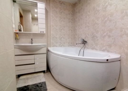 Рядом вместительная парковка.