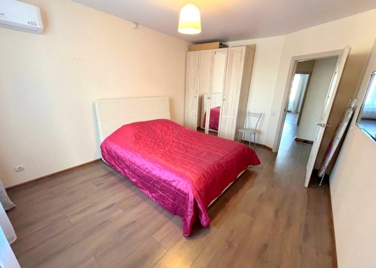 <strong>     Квартира реальная. <br /></strong><br />     <strong>Сдаю на долгий срок двухкомнатную квартиру в Советском районе г. Казани в современном ЖК "Весна" по ул. Азата Аббасосова, д.8.<br /></strong><br />     Жилой комплекс повышенной комфортности, видеонаблюдение, система умный дом.<br />      В квартире сделан современный ремонт, имеется вся необходимая мебель и техника для комфортного проживания:<br />- двуспальная кровать;<br />- Диван раскладной;<br />- кухонный гарнитур;<br />- свч печь;<br />- телевизор;<br />- кондиционер;<br />- Стиральная машина;<br />- Холодильник.<br /><br />    Жилой комплекс расположен в центре Советского района, развитая инфраструктура, все, что необходимо для жизни находиться в шаговой доступности, через дорогу многопрофильный лицей №185 и детский сад № 158.