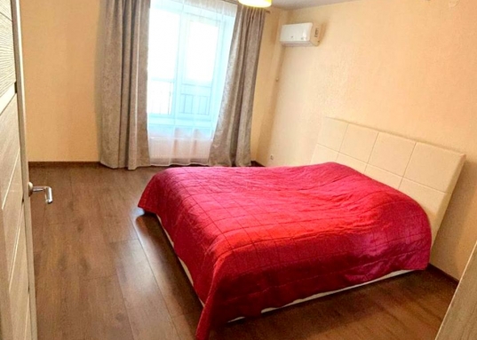 Адрес: ул. Азата Аббасова, дом 8, Количество комнат: 2, Общая площадь: 53 м<sup>2</sup>, Жилая площадь: 34 м<sup>2</sup>, Площадь кухни: 12 м<sup>2</sup>, Этаж: 7/10, Тип дома: Кирпичный