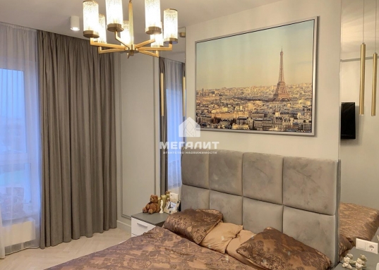 Эта квартира отличается не только своим расположением на одном из верхних этажей дома, но и уникальным дизайнерским ремонтом. Вам не придется тратить время и силы на обновление интерьера, так как мебель уже есть и останется для вас.