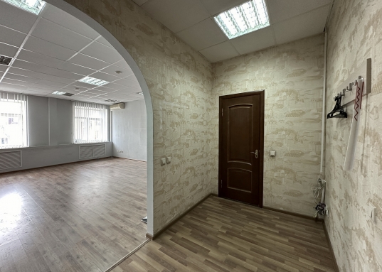 <strong>Хотите снять в долгосрочную аренду офис у станции метро?</strong><br /><br />Сдаю офисное помещение в бизнес-центре, расположенном в самом центре г. Казани (Вахитовский район) по адресу ул. Островского, 67.<br /><br />Бизнес-центр расположен в 5-минутной шаговой доступности от станции метро "Площадь Тукая", ТРЦ "Кольцо" и остановок общественного транспорта.<br /><br />Помещение площадью 70,7 кв.м. находится на 4-ом этаже, имеется лифт.