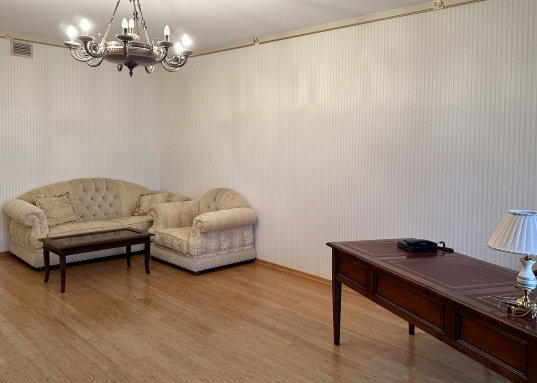 Каждый элемент интерьера подчёркивает изысканный вкус и внимание к деталям:</p><ul><li><p><strong>Полы:</strong> бамбуковый паркет и плитка с системой подогрева — тепло и комфорт в любое время года.</p></li><li><p><strong>Санузлы:</strong> отделка плиткой ручной формовки — эксклюзивная роскошь в каждой детали.</p></li><li><p><strong>Мебель и двери:</strong> массив от итальянских брендов <strong>Turri</strong> и <strong>Buscontti</strong> с элементами декора, покрытыми сусальным золотом.</p></li><li><p><strong>Освещение:</strong> люстры <strong>Swarovski</strong> с кристаллами и полудрагоценными камнями — сияние, достойное королевских покоев.</p></li></ul><h4>Преимущества локации</h4><ul><li><p><strong>Центр власти и бизнеса:</strong> в двух шагах от Госсовета РТ и Кабинета Министров — идеально для тех, кто ценит близость к ключевым государственным и деловым объектам.</p></li><li><p><strong>Респектабельные соседи:</strong> жилой комплекс привлекает людей высокого статуса — бизнесменов и представителей госслужбы.</p></li><li><p><strong>Инфраструктура:</strong> в окружении лучшие рестораны, бутики и культурные учреждения Казани.<br /><br /></p></li></ul><p>Представьте, как вы:</p><ul><li><p>начинаете утро с чашечки кофе на просторной кухне, наслаждаясь тишиной и уютом;</p></li><li><p>принимаете гостей в гостиной, где каждая деталь говорит о вашем безупречном вкусе;</p></li><li><p>возвращаетесь домой после насыщенного дня и паркуетесь в подземном гараже, не беспокоясь о поиске места;</p></li><li><p>проводите вечера в кругу семьи, зная, что живёте в самом сердце города, где всё под рукой.</p></li></ul><p>Эта квартира — не просто недвижимость, а <strong>инвестиция в ваш комфорт и статус</strong>.