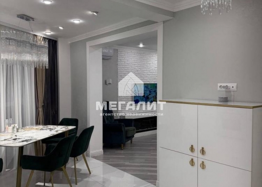 Удобная, продуманная планировка квартиры:  кухня-столовая, гостиная, спальня, уютная детская комната, просторный холл, два санузла с душевой и ванной.