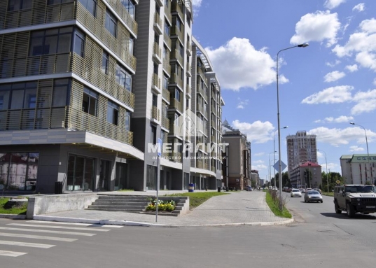 Удачное расположение, первая линия оживленной дороги и близость станции метро - гарант генерации автомобильного и пешеходного трафика, здесь удастся организовать успешный бизнес практически любого назначения.