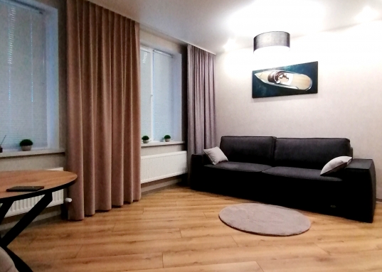             <strong>Продаю уютную квартиру-студию в ЖК «Яркий», расположенную по адресу: ул. Тэцевская, д.4Е Авиастроительного района г. Казани, в 10 минутах пешком от станции метро Авиастроительная.</strong><br /><br /><strong>            Обременений нет, один взрослый собственник.</strong><br />           <br />            Квартира общей площадью 28 кв.м., расположена на 6 этаже 7-ми этажного дома.