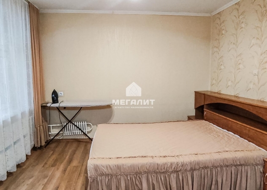 Есть 2 дивана, 2 рабочих места.