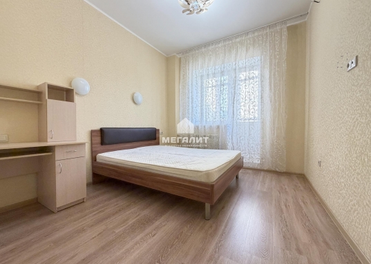 Здесь дети могут безопасно играть на детской и спортивной площадках.<br />Локация дома создает комфорт во всем: насыщенная инфраструктура, лучшие школы города, детские сады, магазины, ТЦ Савиново, Дворец Водных Видов Спорта, стадион Казань Арена (Ак Барс), Татнефть Арена.<br />Дом очень теплый для проживания зимой и комфортный летом.<br />Свое ТСЖ, всегда поддерживается чистота и порядок.<br /><br />О КВАРТИРЕ:<br />Квартира находится на 8  этаже, что гарантирует Вам тишину и чистый воздух.<br />Кухня 16,4 м2, комнаты 17,9 и 11 м2.