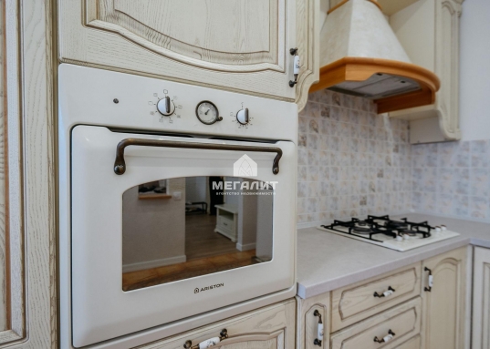 Высота потолков - 3 м.<br />Свежий ремонт: полы - паркет и плитка (теплый пол), стены - покраска/обои, новая сантехника премиальных брендов, обновлены стеклопакеты.