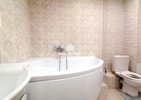 Рядом, большое количество детских садов и школ, напротив детский сад «Ласточка», по адресу Тэцевская, д.2А детский сад № 123, по адресу Копылова, д.8 детский сад № 72, по адресу Максимова, д.7А детский сад № 141 «Авиоша», по улице Челюскина.