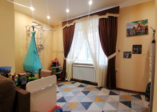 Чистая аккуратная квартира удобной планировки: просторная кухня 15,5кв. м., в гостиной 25кв. выделена зона для досуга детей, либо можно использовать под кабинет, две спальни с балконами, предусмотрена вместительная гардеробная, окна выходят во двор.