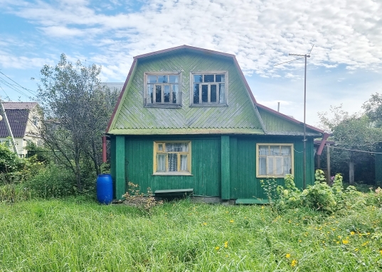 По аллеям- щебень, покрытый асфальтной крошкой.<br /><br />Площадь дачного домика  (каркасник) - 52,5 кв.м.<br />1 этаж: кухня, две спальные комнаты.<br />2 этаж: две спальные комнаты.<br /><br />Площадь бани (на дровах) - 60,0 кв.м. <br /><br />Площадь земельного участка 5,17 сотки.<br /><br />В СНТ есть свет, газ, вода.