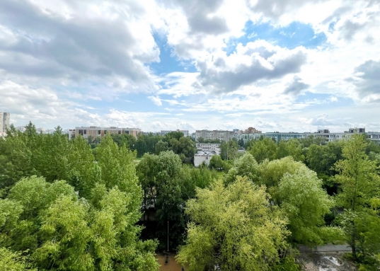<strong>Двухкомнатная ленинградка на Амирхана, 34!</strong><br /><br />В продаже уютная квартира в Ново-Савиновской районе Казани  по адресу ул. Амирхана, 34.