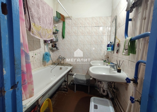 Продаются 2 комнаты со статусом "квартира", с просторной лоджией, с местами общего пользования: кухней и санузлом. Комнаты расположены в Советском районе г. Казани по улице Мамадышский тракт дом 36 на 2 этаже 7-этажного дома.<br />Общая площадь комнат 30,4 кв.м. Идеально подойдут для молодой семьи, студентов, а также в качестве инвестиций в недвижимость.<br /><br />Просторные светлые комнаты с современным ремонтом: новые стеклопакеты на окнах, новые двери, на полу ламинат, установлен кондиционер.