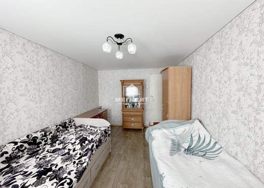 В поселке есть школа и детский сад, озера, выход к Волге с пляжем, конный комплекс.