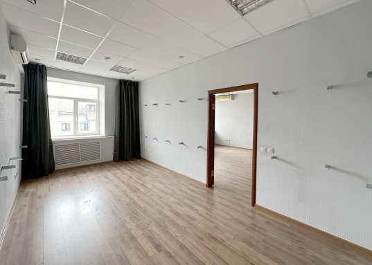 Светлый офис состоит из 3-х кабинетов и собственного сан.узла.