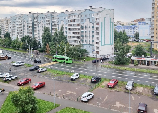 Сдается 2-х комнатная квартира улучшенной планировки 65 кв. м. по адресу: Советский район, Академика Глушко 22Г (Азино).<br /><br />Квapтира с рeмонтом и мебелью. <br /><br />МЫ ПРОВЕРИЛИ КВАРТИРУ ,ЧТО В НЕЙ ВСЁ ХОРОШО,СОБСТВЕННИК НАДЁЖНЫЙ.<br /><br />ФОТОГРАФИИ НАСТОЯЩИЕ- МЫ ИХ СДЕЛАЛИ САМИ.<br /><br />Удачная планировка, а именно:<br />-кухня-столовая 15,3 кв.м. c установленным кухонным гарнитуром;<br />-просторная и светлая гостиная с выходом на застекленную лоджию;<br />-спальня  также с выходом на застекленную лоджию;<br />-удобный широкий холл c установленным шкафом-купе;<br />-раздельный санузел (ванная 7,1 кв.м.!);<br />просторный тамбур на 2 квартиры;<br />-пластиковые окна везде, входная современная металлическая дверь, полы ламинат, чистый подъезд.<br /><br />Великолепная транспортная развязка, развитая инфраструктура, самый центр Советского района.