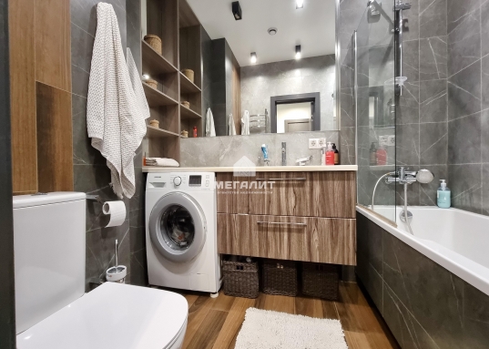 Просторная, наполненная светом гостиная совмещенная с кухней, вместительная гардеробная и  великолепный санузел.