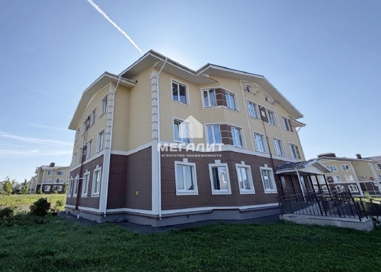 <strong>ПРОДАЕТСЯ:</strong><br />Прocтopнaя и свeтлaя 1-кoмнaтнaя квартира, переделанная в 2-двухкомнатную в ЖК «Свeтлый» нa 3/3<br />этaжнoгo дoмa пo улице 4-й Квaртал, д. 5.