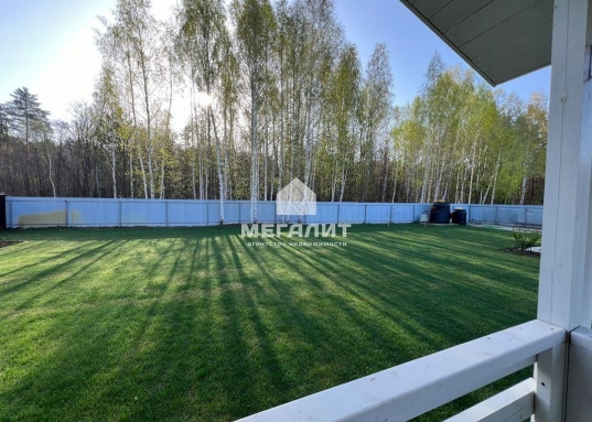 Имеются откатные ворота и калитка.<br /><br />Территория участка богата постройками:<br /><br /><strong><em>- К<em>руглогодичный жилой дом, 42 кв.м.</em></em></strong><br />Дом каркасный, теплый, просторный. <br />Фундамент - винтовые сваи .<ul style="margin-left:40px;"><li>отопление электрическое</li><li>теплый пол по всему дому </li><li>канализация (2 переливных ямы)</li><li>скважина 80м</li><li>интернет, телевидение</li><li>кондиционер</li><li>терраса </li></ul><em><strong>- Погреб </strong></em><ul><li>площадь 6 кв.м.</li><li>глубина 2м.</li></ul><strong><em>- Баня <br />- Дровяник<br />- Хоз.