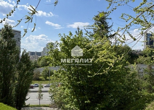 - Комфортная городская среда: аптека, крупные торговые сети Ozon, Wildberries, Яндекс.Маркет,  Бахетле, Евро Спар, Гипер Лента, Пятёрочка, Магнит.