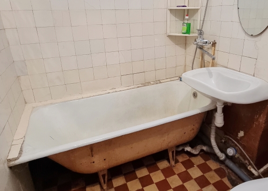 Прекрасная возможность по выгодной цене  купить 2-комнатную квартиру в кирпичном доме  по адресу: г.Казань, Советский район, ул.Журналистов, д.11, расположенную на 3 этаже 5-ти этажного жилого дома. <br /><br />В спальной комнате выполнен ремонт: установлены пластиковые окна, полы ламинат, обои, новая межкомнатная дверь.