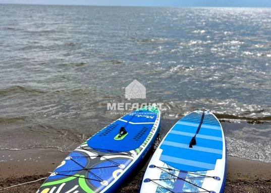 На участке 13 соток два новых меблированных дома, около каждого дома расположены баня и банный чан.