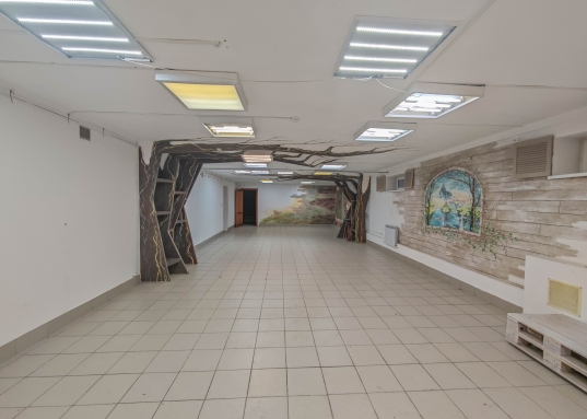 – его можно обустроить как угодно: от кухни до зоны отдыха или кладовой.<br /><strong>✅</strong> Благодаря <strong>отдельному входу</strong> вы сможете организовать удобный график приема клиентов без помех другим арендаторам.<br /><br />Улица Портовая это новая реновационная территория города.