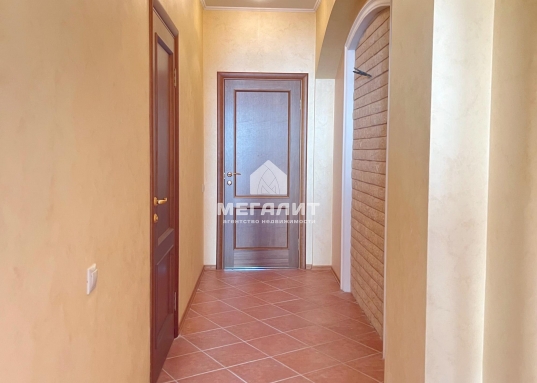 Дом построен очень качественно, толстые стены обеспечивают шикарную шумоизоляцию, потолки высотой 3,4 м, есть полноценный технический этаж.<br />В квартире был сделан качественный евроремонт, после которого в квартире никто не жил.