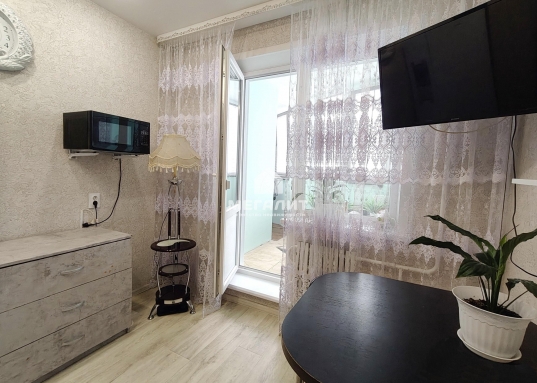 Продаются 2 комнаты со статусом "квартира", с просторной лоджией, с местами общего пользования: кухней и санузлом. Комнаты расположены в Советском районе г. Казани по улице Мамадышский тракт дом 36 на 2 этаже 7-этажного дома.<br />Общая площадь комнат 30,4 кв.м. Идеально подойдут для молодой семьи, студентов, а также в качестве инвестиций в недвижимость.<br /><br />Просторные светлые комнаты с современным ремонтом: новые стеклопакеты на окнах, новые двери, на полу ламинат, установлен кондиционер.