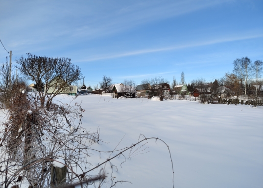 Не далеко от участка есть озеро, где можно порыбачить и искупаться, живописный лес где зимой можно кататься на лыжах, а летом собирать грибы и погулять на свежем воздухе.