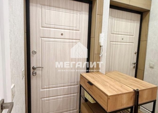 "Победа" - это жилой комплекс, имеющий прекрасную инфраструктуру и все необходимые условия для комфортной жизни: оборудованные игровые и спортивные площадки, магазины, аптеки, кафе, ТЦ «МЕГА» в шаговой доступности, новые детские сады и школы.