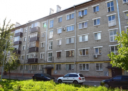 <div>Продается уютная 2-комнатная квартира в тихом зеленом районе Ново-Савиновского района г. Казани!</div><br />Идеальный вариант для тех, кто ценит комфорт, удобство и продуманную инфраструктуру.<br />Квартира площадью 46,30 м² расположена на комфортном 2-м этаже кирпичного 5-этажного дома — в одном из самых зеленых и благоустроенных районов города.<br /><br /><strong>Почему именно эта квартира?</strong><br /><br />Удачная планировка: <strong>просторная кухня-гостиная общей площадью 25 м²</strong> с выходом на балкон, <strong>спальня 10,5 м² с гардеробной</strong> — идеальное решение для современной семьи;<br /><br />Интересный проект — пространство продумано до мелочей, чтобы в квартире было уютно и функционально;<br /><br />Почти вся мебель и техника остаются новому владельцу.<br /><br />Классический ремонт — квартира в отличном состоянии, можно заезжать и жить сразу, без лишних затрат;<br /><br />Уютный двор и тихие соседи.<br /><br /><strong>Инфраструктура, которая вас порадует:</strong><br /><br />Детские сады №254, №250; школы №43, №31 и престижный инженерный лицей-интернат, поликлиники и аптеки — всё рядом, удобно для семей с детьми;<br /><br />Для отдыха и развлечений в шаговой доступности— Парк Победы, ТРК «Парк Хаус», спорткомплексы «Акварена», «Ватан» и футбольно-регбийный манеж «Искандер» — спорт, шопинг и прогулки в одной локации!<br /><br /><strong>Транспортная доступность:</strong><br /><br />Удобная транспортная развязка, остановки автобусов в нескольких минутах ходьбы от дома, до метро — всего 2 остановки, до центра города — 10–15 минут;<br /><br />Рядом ул. Гагарина, ул.Ибрагимова, ул.Восстания, ул. М.Чуйкова, пр.