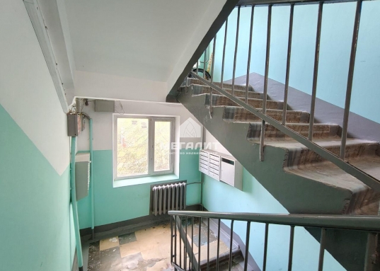 Без занижений, долгов и обременений, взрослый собственник!<br />​​​​​​​<br />Рядом с домом школы-гимназии, детские сады, торговые центры и магазины, поликлиники, спортивные комплексы и фитнес центр, парк, остановка общественного транспорта.</p><p>Отдельно стоит выделить удобство проживания благодаря реконструкции дороги Горьковского Шоссе.