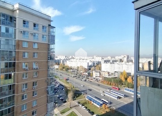        Предлагаю купить двухкомнатную квартиру в жилом комплексе «Синяя птица», на улице проспект Ямашева, дом 103.<br /><br />        <strong>Квартира без обременений и ограничений, один собственник, вся сумма в договоре, чистая продажа, освобождение в день полного расчета.</strong><br /><br />      Расположена квартира на 15 этаже, откуда открывается великолепная панорама на город. Функциональная и продуманная планировка, просторный холл, гардеробная, сан.узел раздельный, Большие изолированные комнаты, квадратная кухня.