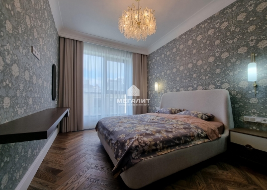 В то же время дом LUCIANO VITA CLUB (ЛУЧАНО) разместился в умиротворенном, наполненном тишиной уголке, где особенно приятно отдыхать от утомительного круговорота дел и повседневной суеты.<br /><br />Дом премиум-класса повышенной комфортности, с собственной детской площадкой и подземной парковкой.Своя управляющая компания.