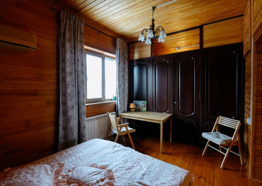 Матюшино прямо на берегу матушки Волги Вы найдете то, о чем мечтали!<br /><br />Дом построен в 2006 году, есть баня, гараж, теплица, летняя кухня с зоной барбекю, выполнено полное благоустройство участка: брусчатка, большое количество декоративных и плодовых деревьев: сосны, ели, кедры, разнообразие можжевельников и туй, яблони, груши, вишни, 6 сортов винограда и многое другое будут радовать Вас каждое лето!<br /><br /><strong><span style="text-decoration:underline;">О доме:</span></strong><br /><br />Год постройки: 2006<br />Площадь 200,6 м2<br />Материал стен: кирпич<br />Фундамент: блочный<br />Количество этажей: 2<br />Количество спален: 5<br />Коммуникации: отопление: индивидуальный газовый котел с насосом, электричество: 380 Вольт, вода: артезианская скважина.<br />Внутренняя отделка: различные сорта древесины - лиственница, сосна, дуб и тд.<br /><br />Дом полностью экологичен, каким и должен быть качественный дом для жизни на природе!<br />Великолепные видовые характеристики в любое время года: летом - бескрайние просторы Волги и щебет птиц, зимой - настоящая Новогодняя сказка!<br /><br /><strong><span style="text-decoration:underline;"> Об участке:</span></strong><br /><br />Площадь участка: 16,27 сот.<br />Участок расположен в 300 метрах от берега Волги.