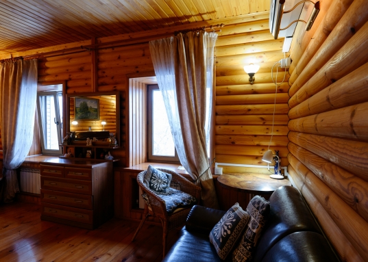 Матюшино прямо на берегу матушки Волги Вы найдете то, о чем мечтали!<br /><br />Дом построен в 2006 году, есть баня, гараж, теплица, летняя кухня с зоной барбекю, выполнено полное благоустройство участка: брусчатка, большое количество декоративных и плодовых деревьев: сосны, ели, кедры, разнообразие можжевельников и туй, яблони, груши, вишни, 6 сортов винограда и многое другое будут радовать Вас каждое лето!<br /><br /><strong><span style="text-decoration:underline;">О доме:</span></strong><br /><br />Год постройки: 2006<br />Площадь 200,6 м2<br />Материал стен: кирпич<br />Фундамент: блочный<br />Количество этажей: 2<br />Количество спален: 5<br />Коммуникации: отопление: индивидуальный газовый котел с насосом, электричество: 380 Вольт, вода: артезианская скважина.<br />Внутренняя отделка: различные сорта древесины - лиственница, сосна, дуб и тд.<br /><br />Дом полностью экологичен, каким и должен быть качественный дом для жизни на природе!<br />Великолепные видовые характеристики в любое время года: летом - бескрайние просторы Волги и щебет птиц, зимой - настоящая Новогодняя сказка!<br /><br /><strong><span style="text-decoration:underline;"> Об участке:</span></strong><br /><br />Площадь участка: 16,27 сот.<br />Участок расположен в 300 метрах от берега Волги.