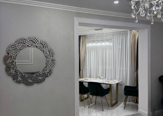 Кухня: кухонный гарнитур со встроенной техникой: холодильник, посудомоечная машина, микроволновая печь, духовой шкаф, вытяжка, индукционная варочная поверхность.