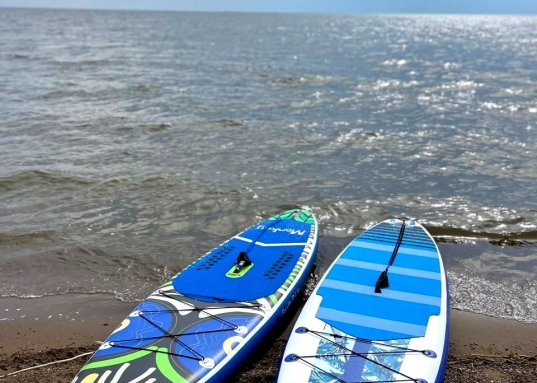 На участке 13 соток два новых меблированных дома, около каждого дома расположены баня и банный чан.