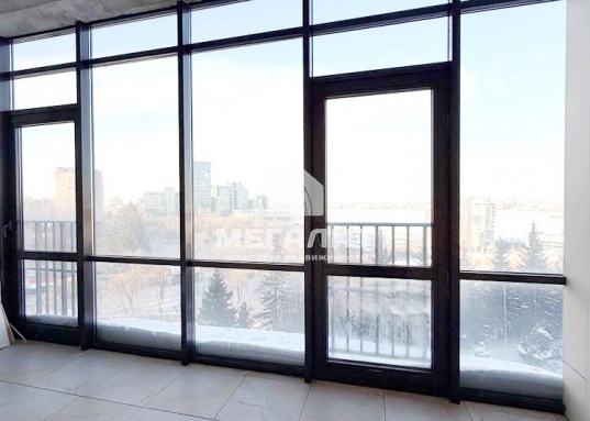 Состоит комплекс из пяти блоков и находится на холме, что делает его заметным с многих точек Казани.